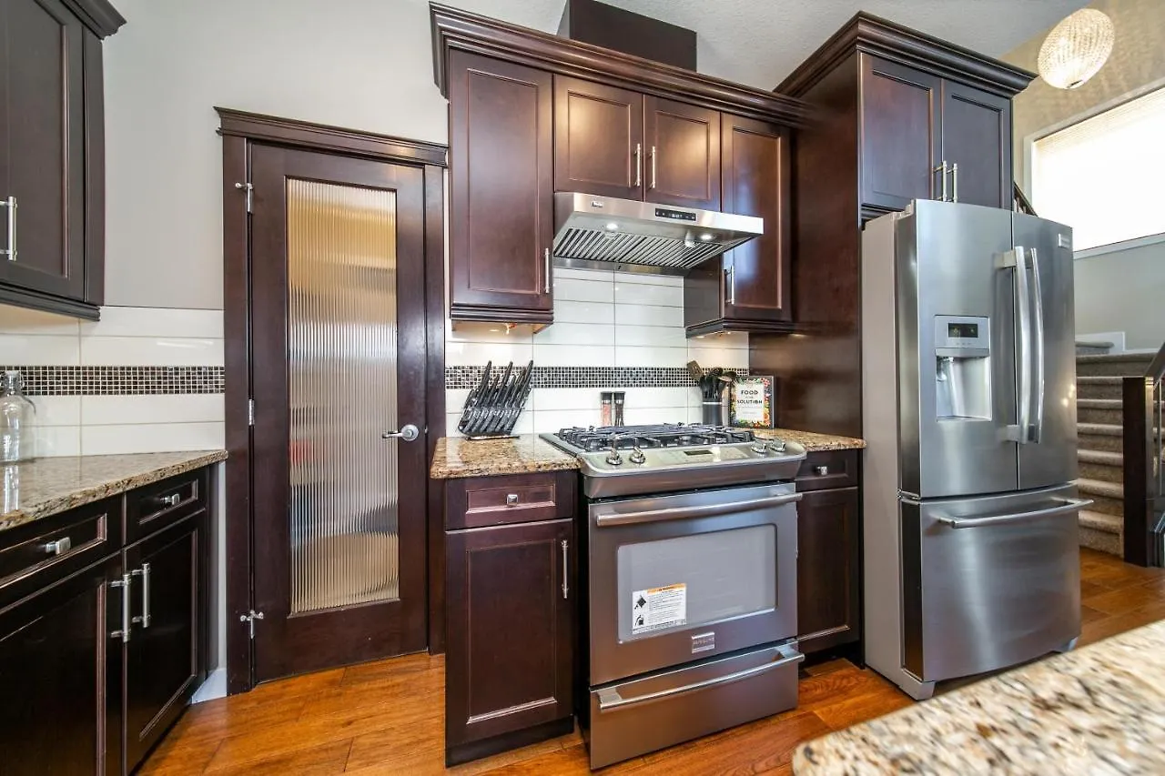 Huge Luxury Home - Games Room - Double Garage & Fast Wi-Fi - Free Netflix Edmonton Casa vacanze