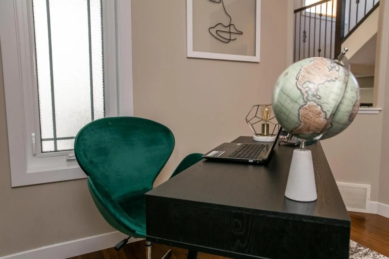Huge Luxury Home - Games Room - Double Garage & Fast Wi-Fi - Free Netflix Edmonton Casa vacanze