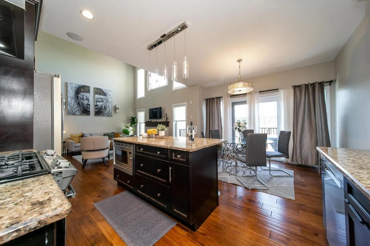 Casa vacanze Huge Luxury Home - Games Room - Double Garage & Fast Wi-Fi - Free Netflix Edmonton