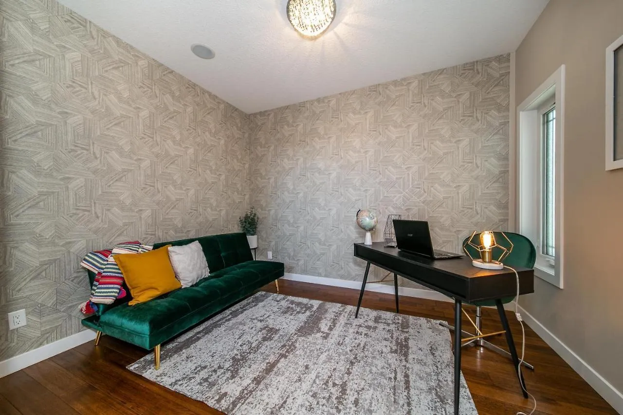 בית נופש אדמונטון Huge Luxury Home - Games Room - Double Garage & Fast Wi-Fi - Free Netflix