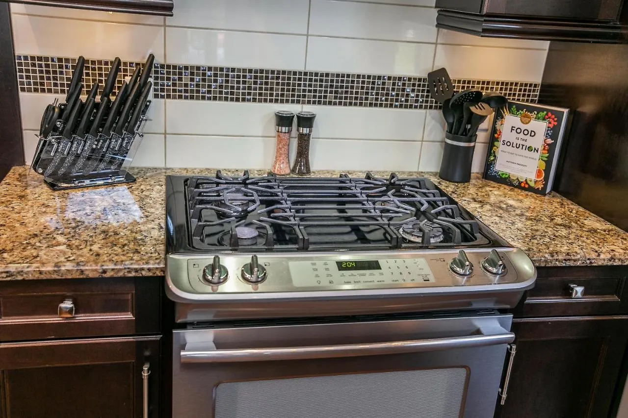 בית נופש אדמונטון Huge Luxury Home - Games Room - Double Garage & Fast Wi-Fi - Free Netflix