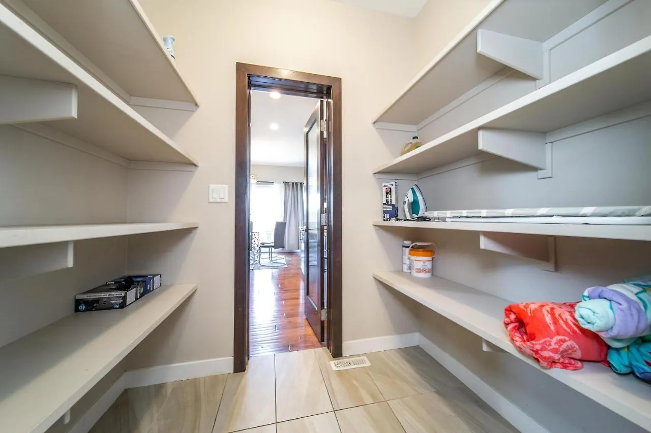 אדמונטון Huge Luxury Home - Games Room - Double Garage & Fast Wi-Fi - Free Netflix בית נופש