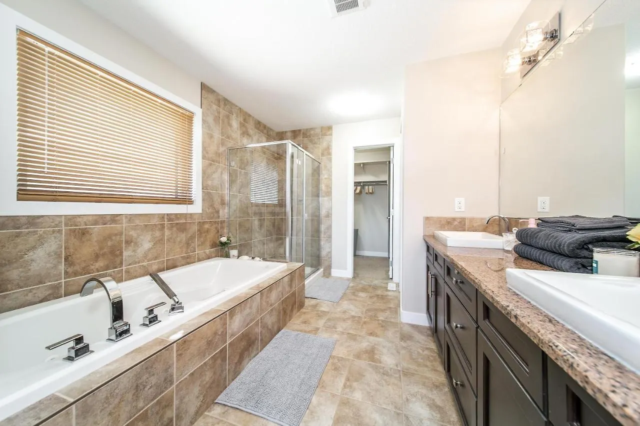 אדמונטון Huge Luxury Home - Games Room - Double Garage & Fast Wi-Fi - Free Netflix בית נופש