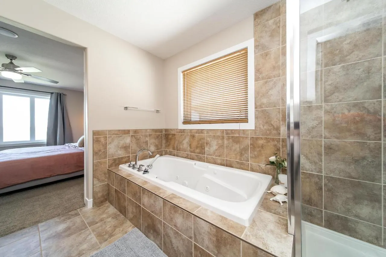 אדמונטון Huge Luxury Home - Games Room - Double Garage & Fast Wi-Fi - Free Netflix