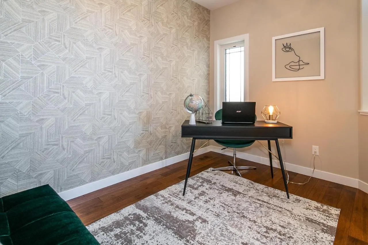 אדמונטון Huge Luxury Home - Games Room - Double Garage & Fast Wi-Fi - Free Netflix