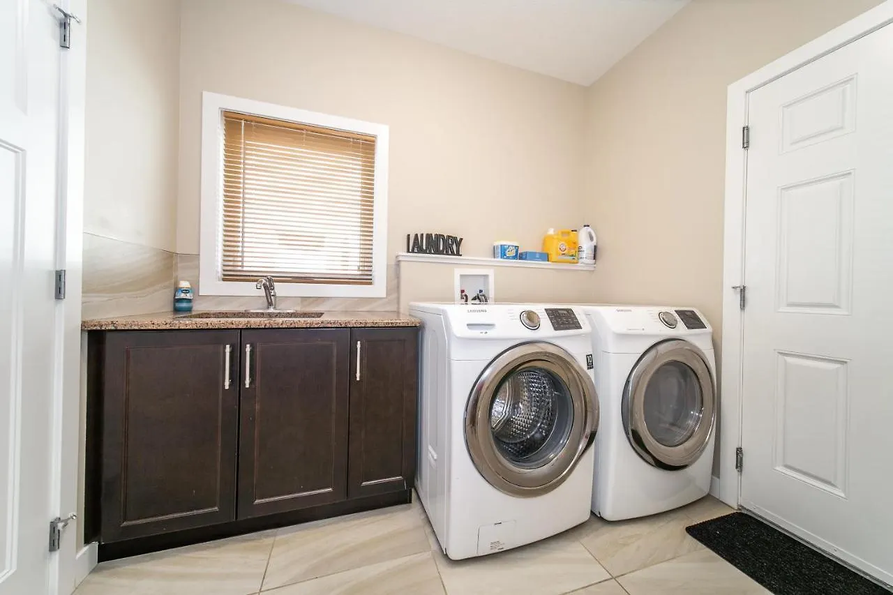 אדמונטון Huge Luxury Home - Games Room - Double Garage & Fast Wi-Fi - Free Netflix 0*,  קנדה