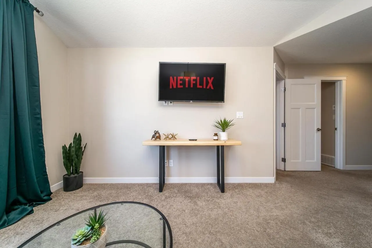 אדמונטון Huge Luxury Home - Games Room - Double Garage & Fast Wi-Fi - Free Netflix