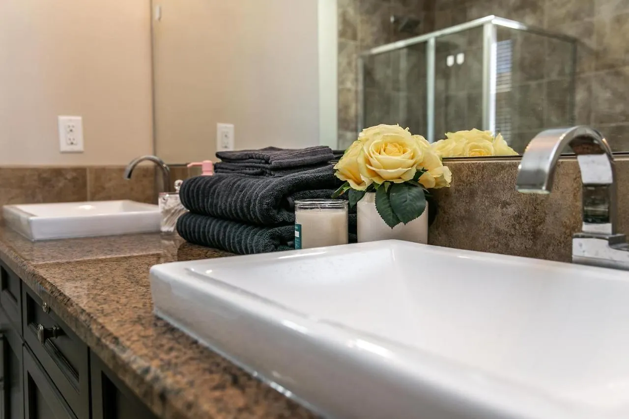 אדמונטון Huge Luxury Home - Games Room - Double Garage & Fast Wi-Fi - Free Netflix 0*,